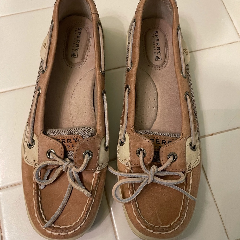 Women’s Sperry boat shoe; size 8